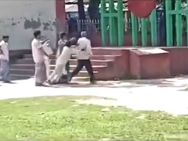 অধ্যক্ষকে ধাক্কাতে ধাক্কাতে বের করে দেওয়ার ভিডিও ফেসবুকে
