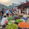 দাম কমেনি সবজির, ২৫০ গ্রাম করে কিনছেন ক্রেতারা