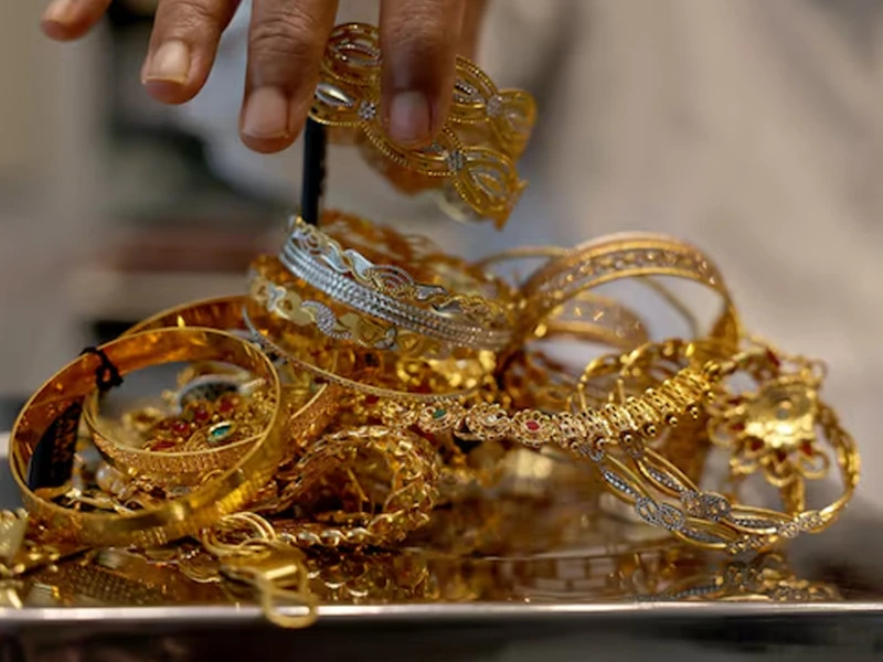 Gold price drops again by Tk 1,039 per bhori