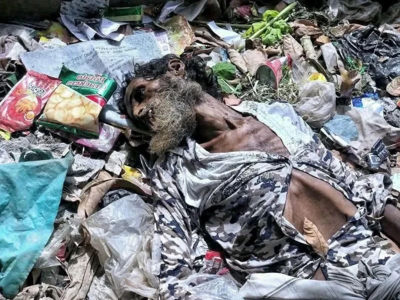 হৃদয়স্পর্শী ছবি, চাতালের বারান্দায় পড়ে ছিল হাড্ডিসার মরদেহ