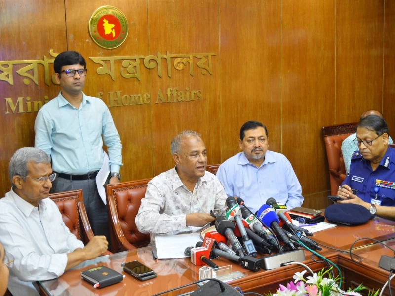 সাম্প্রদায়িক উসকানিতে ফ্যাসিস্ট বুদ্ধিজীবীদের ইন্ধনের অভিযোগ স্বরাষ্ট্র উপদেষ্টার