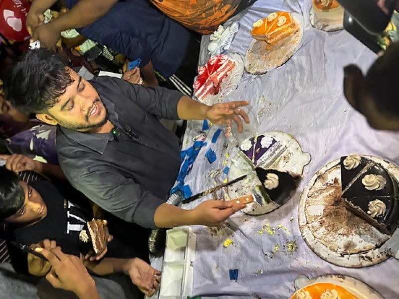 আগারগাঁও এখন ‘কেকপট্টি’: ফেসবুক-ভাইরালে হাজারো মানুষের কেকমেলা