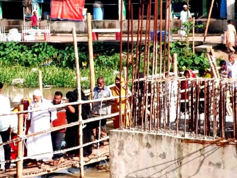 সেতু নির্মাণে ধীরগতি ও বিকল্প পথ না থাকায় চরম ভোগান্তি কুষ্টিয়ার মিরপুরে