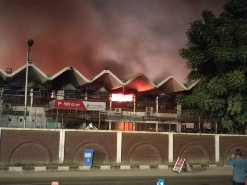 বিমানবন্দরে আগুন: সময় নিয়ে দুই সংস্থার তথ্যভিন্নতা