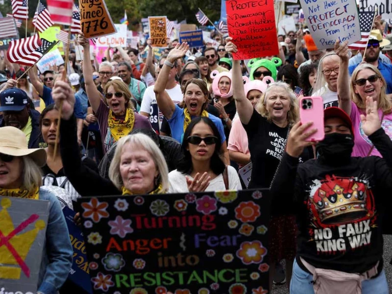 ট্রাম্পবিরোধী ‘নো কিংস’ বিক্ষোভে যুক্তরাষ্ট্রজুড়ে লাখো মানুষ