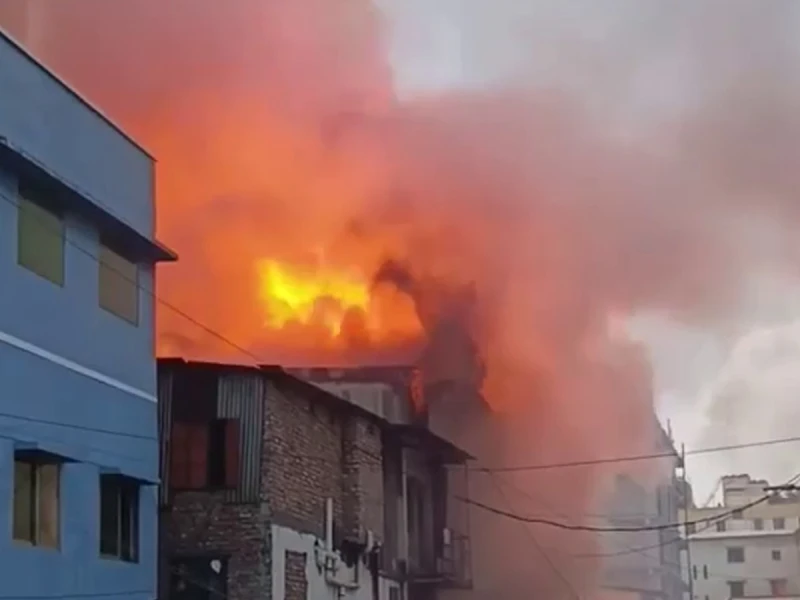 ‘রাসায়নিকের ভয়’–বিলম্বে আগুন নেভাতে সময় যাচ্ছে ফায়ার সার্ভিসের