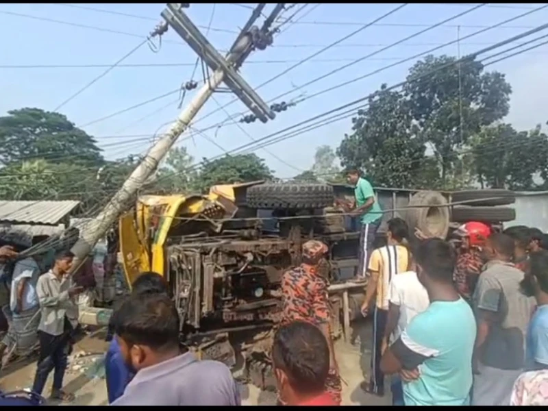 পাবনায় ট্রাক চাপায় তিনজন নিহত, আহত দুজন