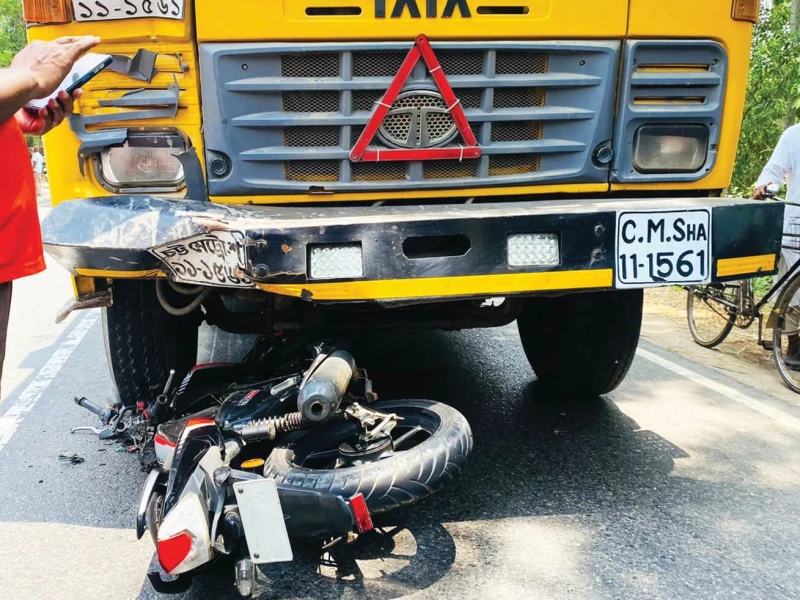 রাজশাহীতে ট্রাক-মোটরসাইকেল সংঘর্ষে আগুন, প্রাণ গেল এক আরোহীর