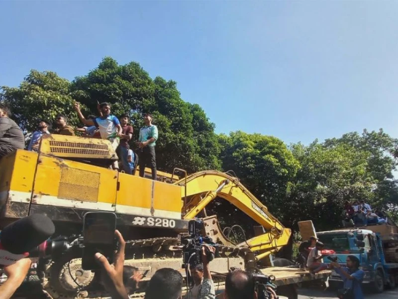 আদালতে চলছে রায় ঘোষণা, ধানমন্ডি ৩২ এর দিকে বুলডোজার