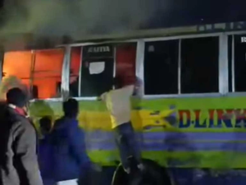 রাজধানীসহ আশপাশে বাস–ট্রাক–লেগুনায় আগুন, ককটেল বিস্ফোরণ