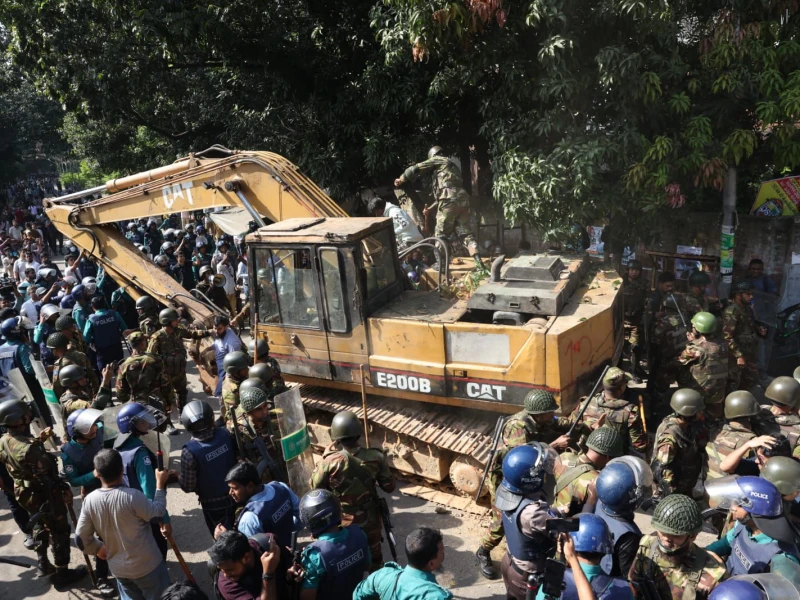 Bulldozers Blocked Near Dhanmondi 32 by Army