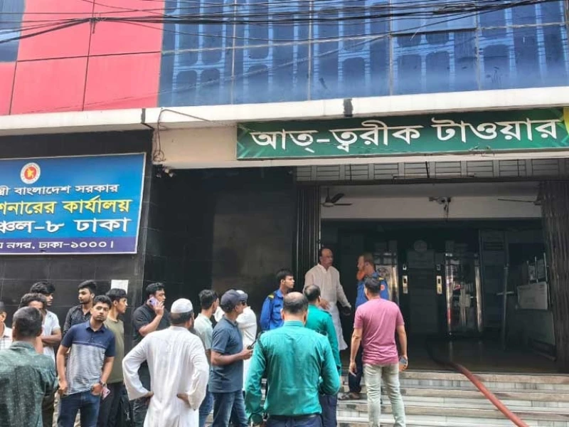 সেগুনবাগিচায় বহুতল ভবনে আগুন, দ্রুত নিয়ন্ত্রণে ফায়ার সার্ভিস