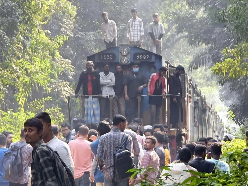 রেলপথ অবরোধ, ট্রেন চলাচল আট ঘণ্টা বন্ধ