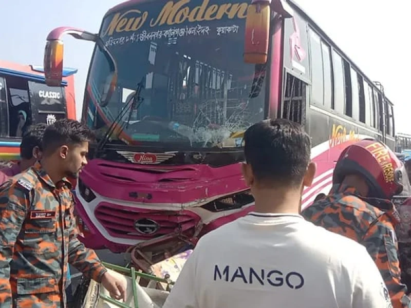 3 Killed as Speeding Bus Hits Autorickshaw in Faridpur