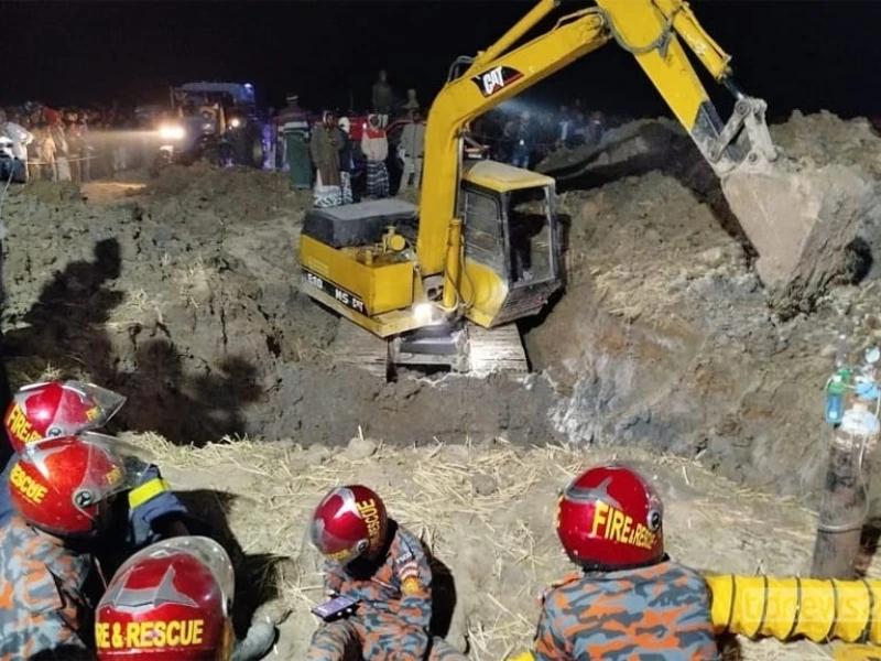 ২০ ঘণ্টা পেরিয়ে গেলেও উদ্ধার হয়নি গর্তে পড়া সেই শিশুটি