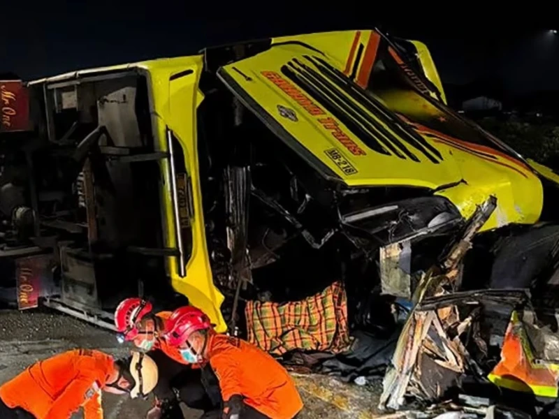 ইন্দোনেশিয়ায় বাস দুর্ঘটনায় কমপক্ষে ১৬ জন নিহত