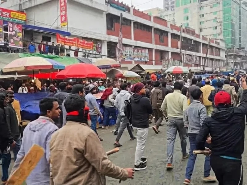 কারওয়ান বাজারে চাঁদাবিরোধী মানববন্ধনে ব্যবসায়ীদের ওপর হামলা