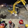 ২০ ঘণ্টা পেরিয়ে গেলেও উদ্ধার হয়নি গর্তে পড়া সেই শিশুটি