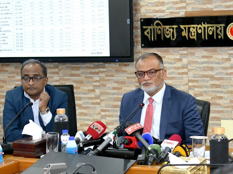 পদ্মা সেতু, কর্ণফুলী টানেল ও পায়রা বন্দরের মতো প্রকল্পের নেতিবাচক প্রভাব বাজারে পড়েছে: বাণিজ্য উপদেষ্টা