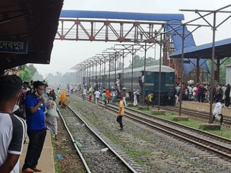 দুই সন্তান নিয়ে ট্রেনের নিচে ঝাপ দিলেন মা, মারা গেলেন ৩ জনই