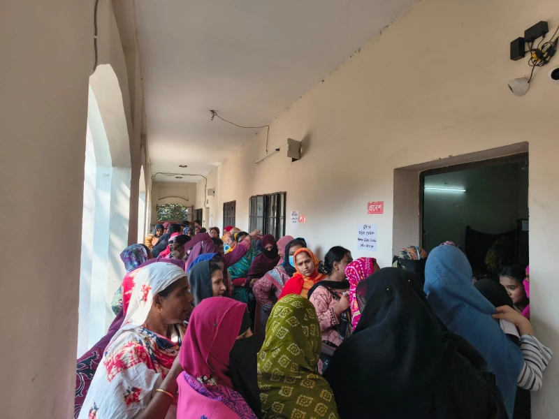 দুপুর গড়ানোর সঙ্গে সঙ্গে ঢাকার ভোটকেন্দ্রে ভিড় বাড়ছে নারী ভোটারদের