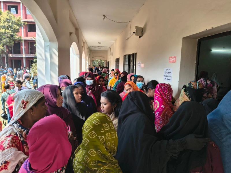Women voters flock to Dhaka polling centres as day progresses