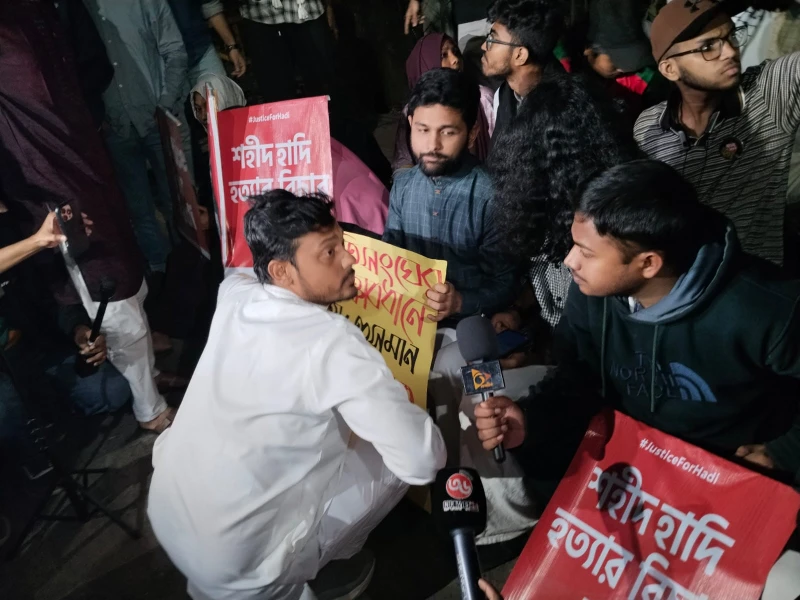 প্রধান উপদেষ্টার বাসভবন যমুনার সামনে ইনকিলাব মঞ্চের অবস্থান