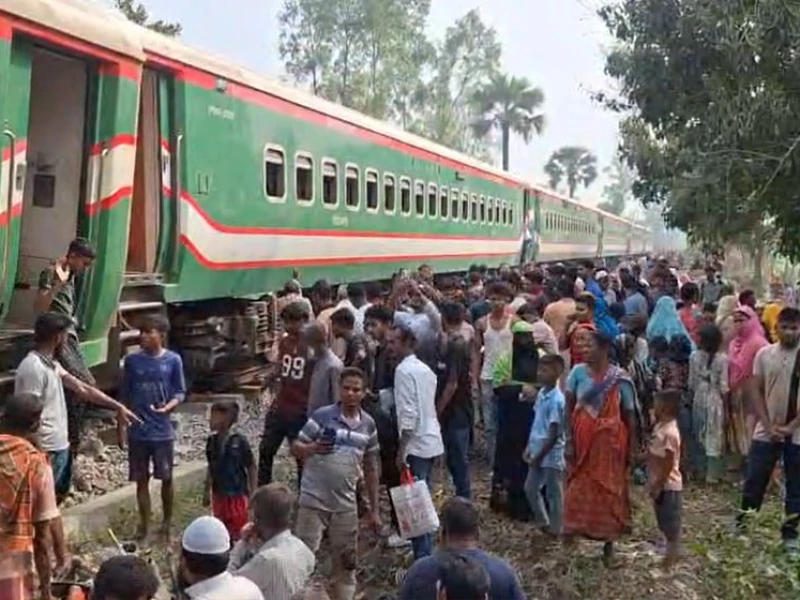 সান্তাহারে নীলসাগর ট্রেনের ৯টি বগি লাইনচ্যুত, বহু হতাহতের শঙ্কা