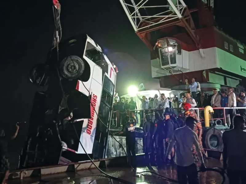 18 dead in Daulatdia bus plunge; wreckage lifted from Padma
