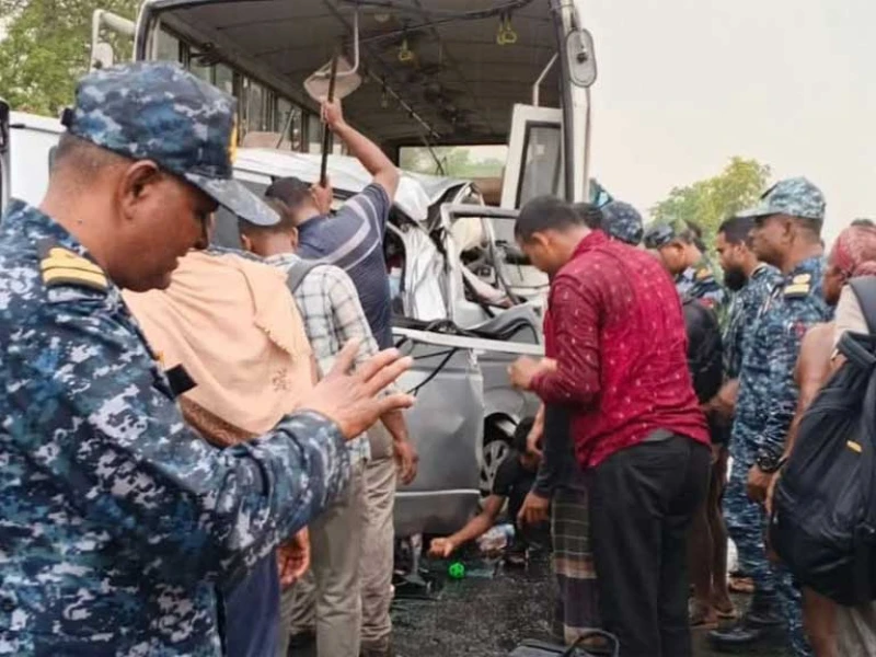 রামপালে নৌবাহিনীর বাস ও মাইক্রোবাসের সংঘর্ষে নিহত ১৩