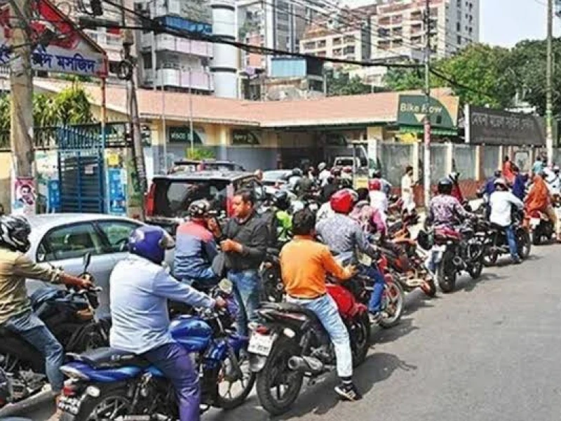 রেশনিং তুলে নেওয়ার ঘোষণা, তবু পাম্পে আগের নিয়মেই তেল—দীর্ঘ লাইনে ভোগান্তি