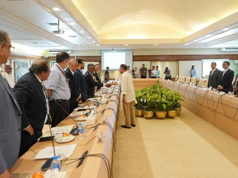 PM discusses challenges, energy crisis in meeting with businesses