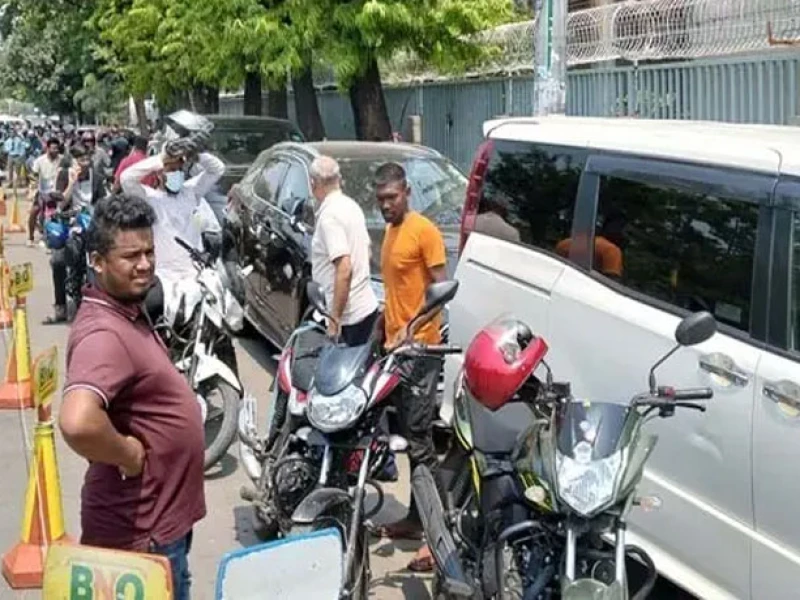 ফুয়েল পাসেও কমছে না ভোগান্তি, পাম্পে দীর্ঘ লাইন