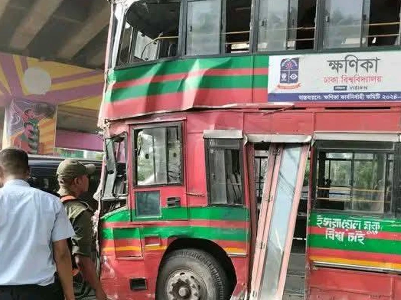 দুর্ঘটনার কবলে ঢাবির বাস, আহত একাধিক শিক্ষার্থী