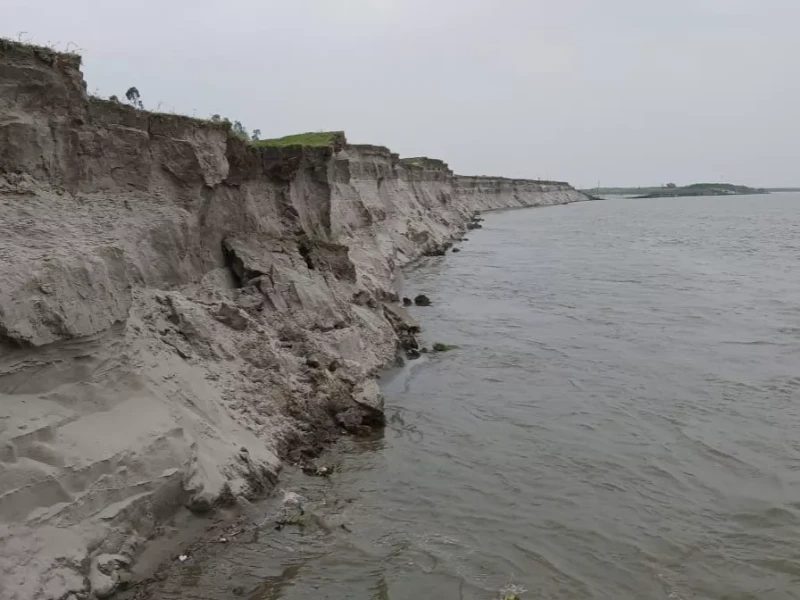 ব্রহ্মপুত্রের ভাঙনে অস্তিত্ব সংকটে কুড়িগ্রামের জলাংকারকুঠির চর, ঝুঁকিতে একমাত্র স্কুল