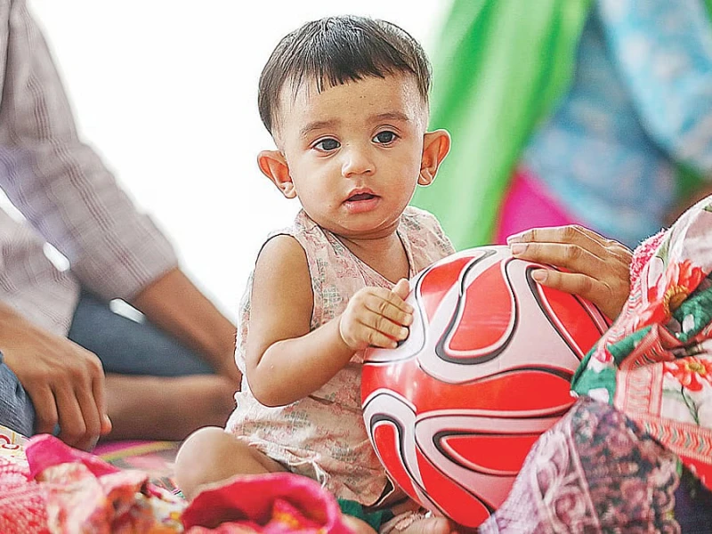 হামের চিকিৎসায় নিঃস্ব পরিবারগুলো, শয্যা-আইসিইউ সংকটে হাসপাতাল