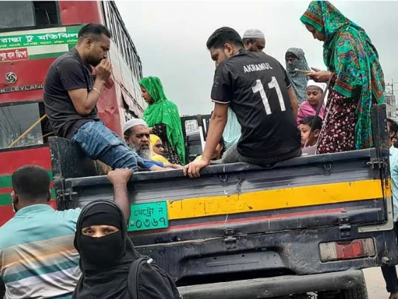 ট্রাক দুর্ঘটনায় ১৫ মৃত্যু, তবু থামছে না ঝুঁকিপূর্ণ ঈদযাত্রা