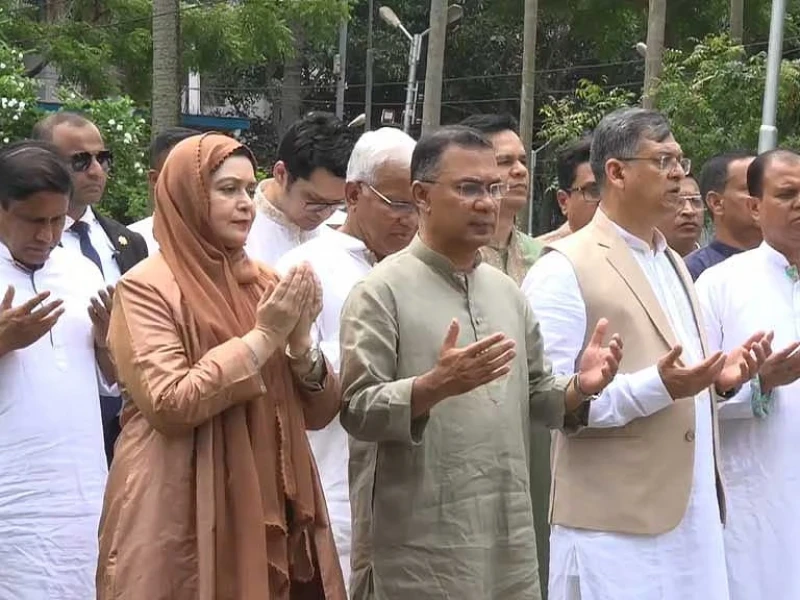 পিলখানায় নিহত সেনা কর্মকর্তাদের কবর জিয়ারত প্রধানমন্ত্রীর