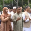 পিলখানায় নিহত সেনা কর্মকর্তাদের কবর জিয়ারত প্রধানমন্ত্রীর