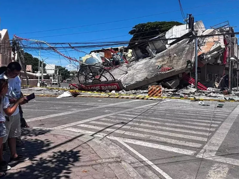 Powerful quake kills 19 in Philippines; triggers tsunami
