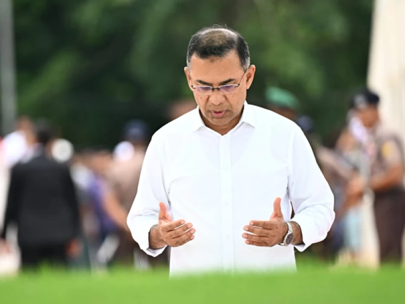 দেশে ফিরেই বাবা-মায়ের কবর জিয়ারত প্রধানমন্ত্রীর