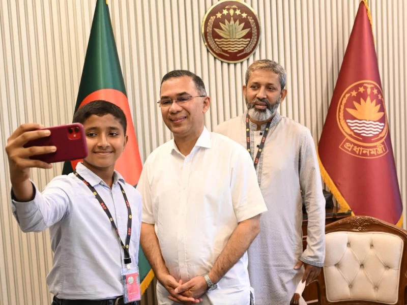 Smiling boy who won hearts meets PM Tarique Rahman