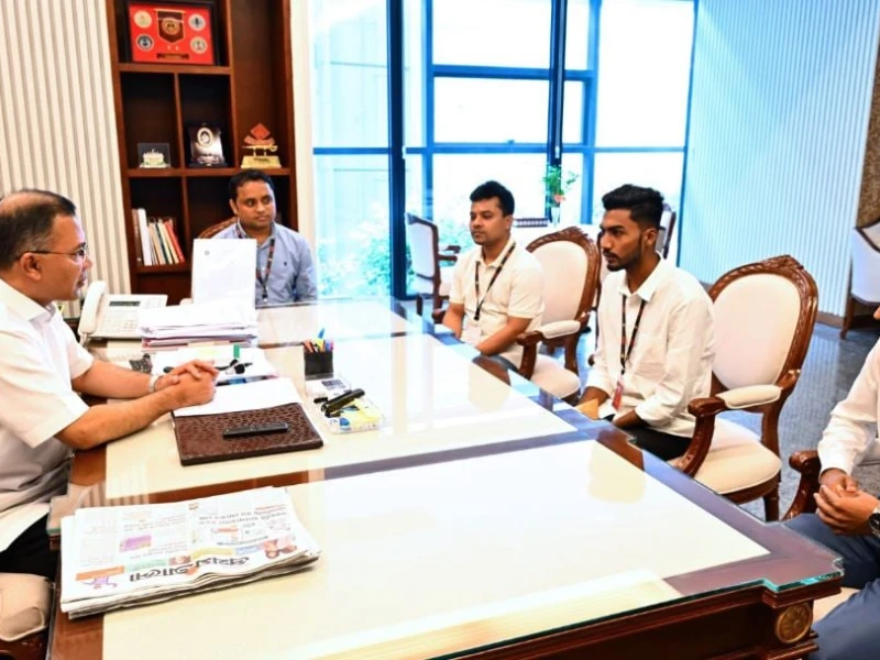 প্রধানমন্ত্রীর সঙ্গে অকুতোভয় জুলাই যোদ্ধা আজিজুর রহমানের সাক্ষাৎ
