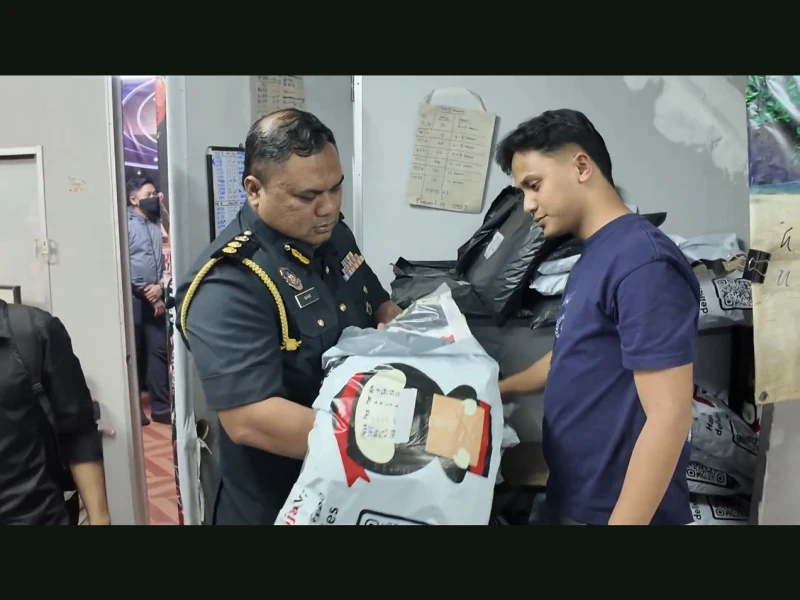 গোমবাকে নকল ফুটবল জার্সির গুদামে অভিযান, ৩ লাখ ৭৫ হাজার রিঙ্গিতের পণ্য জব্দ