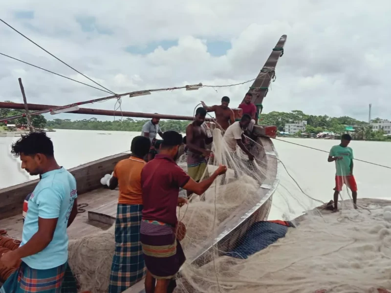 Fisherman goes missing after falling from trawler in Pirojpur