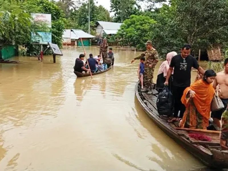 পার্বত্য চট্টগ্রামে বন্যা ও পাহাড়ধস মোকাবিলায় সেনাবাহিনীর উদ্ধার-ত্রাণ কার্যক্রম অব্যাহত
