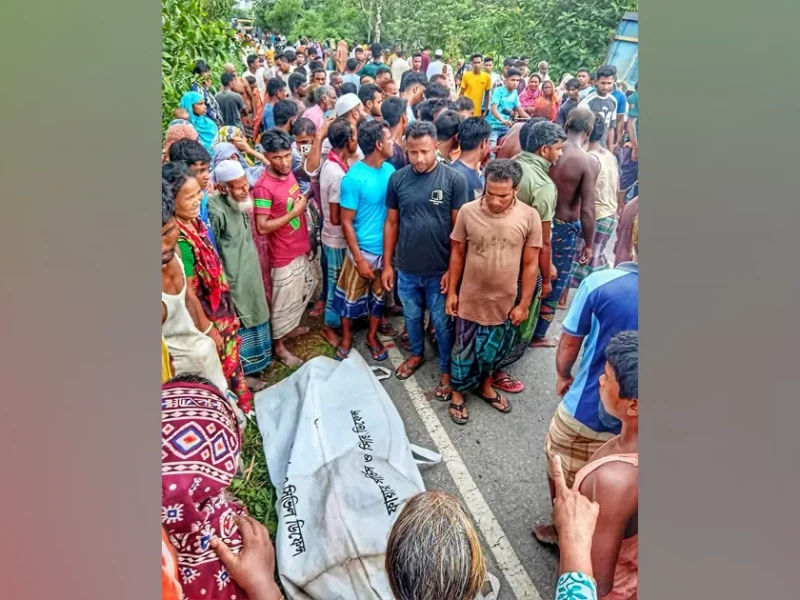 নীলফামারীতে ট্রাকচাপায় এক পরিবারের ৪ জন নিহত