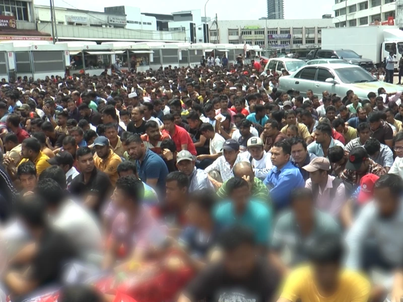 মালয়েশিয়ার ক্লাং বাসস্ট্যান্ডে ইমিগ্রেশনের সাঁড়াশি অভিযান, হাজারের বেশি অভিবাসীর নথি যাচাই; আটক অনেক