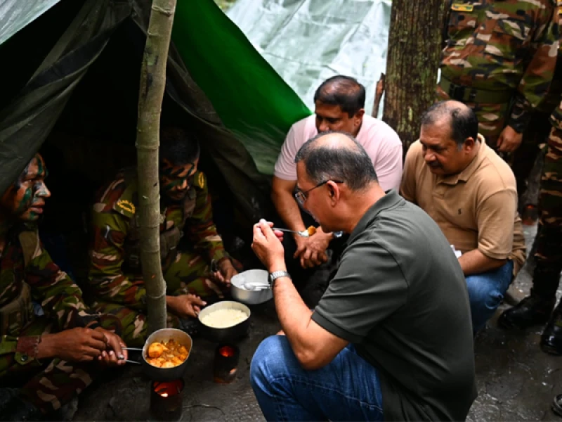 জঙ্গলে সেনা মহড়া ঘুরে দেখলেন প্রধানমন্ত্রী, সদস্যদের সঙ্গে খেলেন মাঠের খাবার