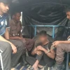 Traffic policemen detain alleged snatcher at Banani